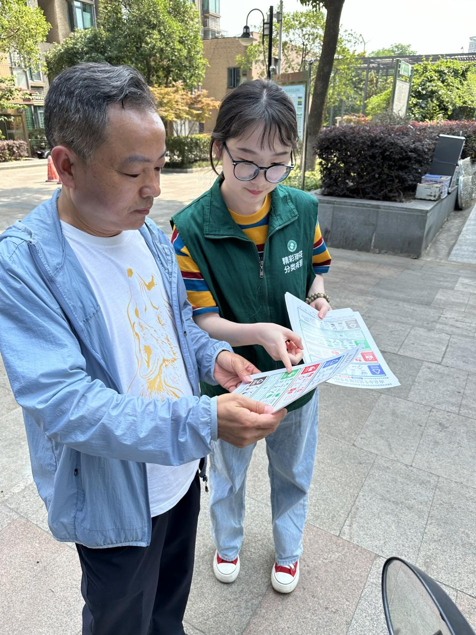 雨花街道:垃圾分类宣传活动,走进小区温暖你我